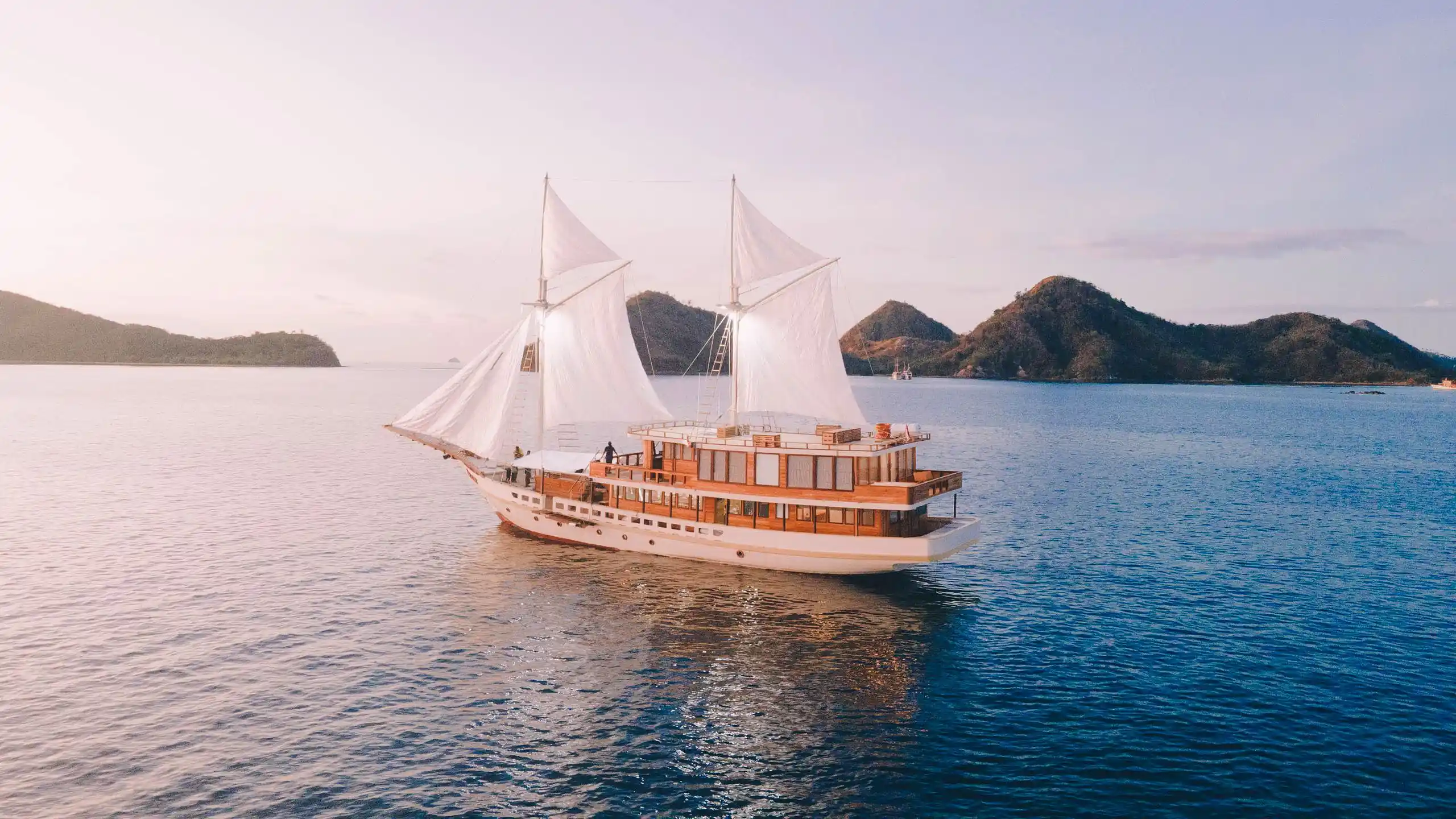 Elbark Cruise - Luxury Phinisi Komodo Charter 2026