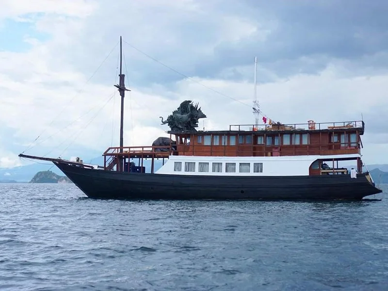 Kanha Loka Phinisi - Luxury Phinisi Komodo Charter 2026