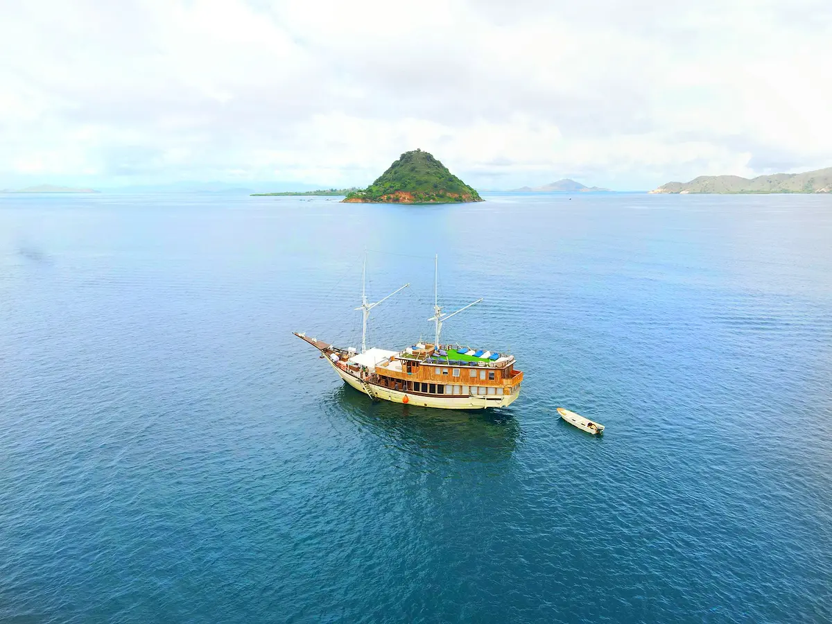 Leticia Liveaboard - Luxury Phinisi Komodo Charter 2026