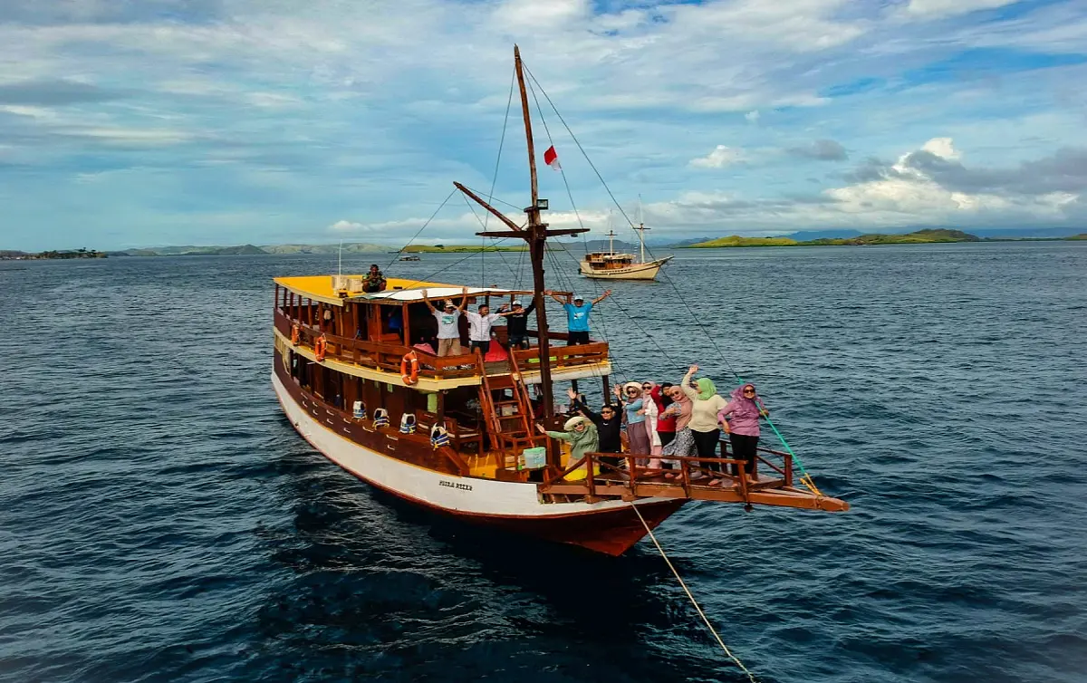 Putra Rezky Boat - Luxury Phinisi Komodo Charter 2026