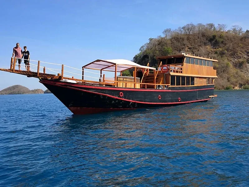 Rutas Indonesia Boat - Luxury Phinisi Komodo Charter 2026
