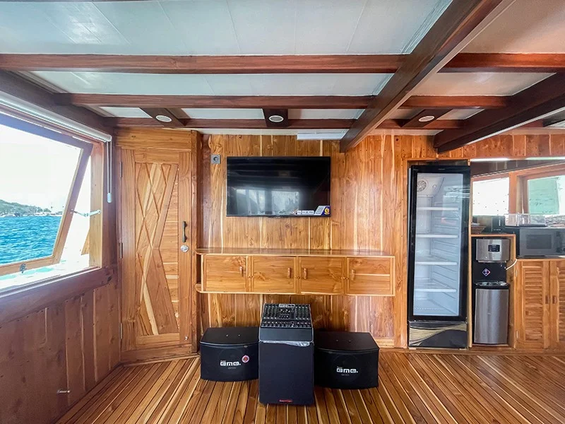 Soe Besar Vanrei - Luxury Phinisi Komodo Charter 2026