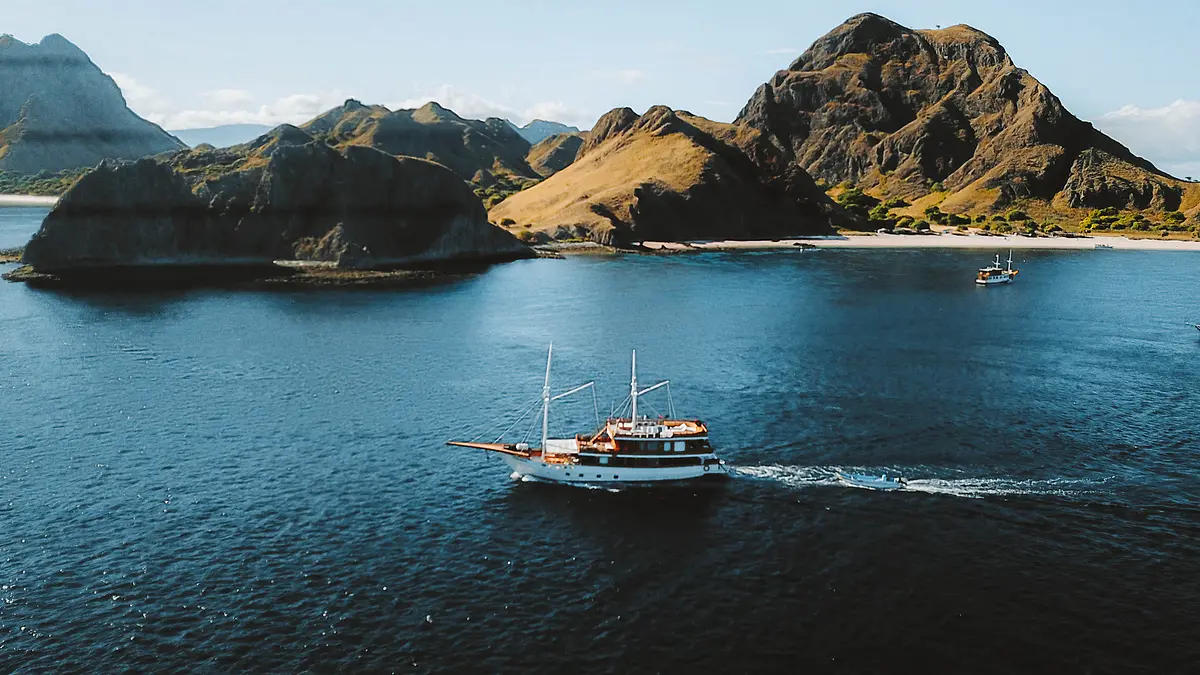 Yumana Phinisi - Luxury Phinisi Komodo Charter 2026